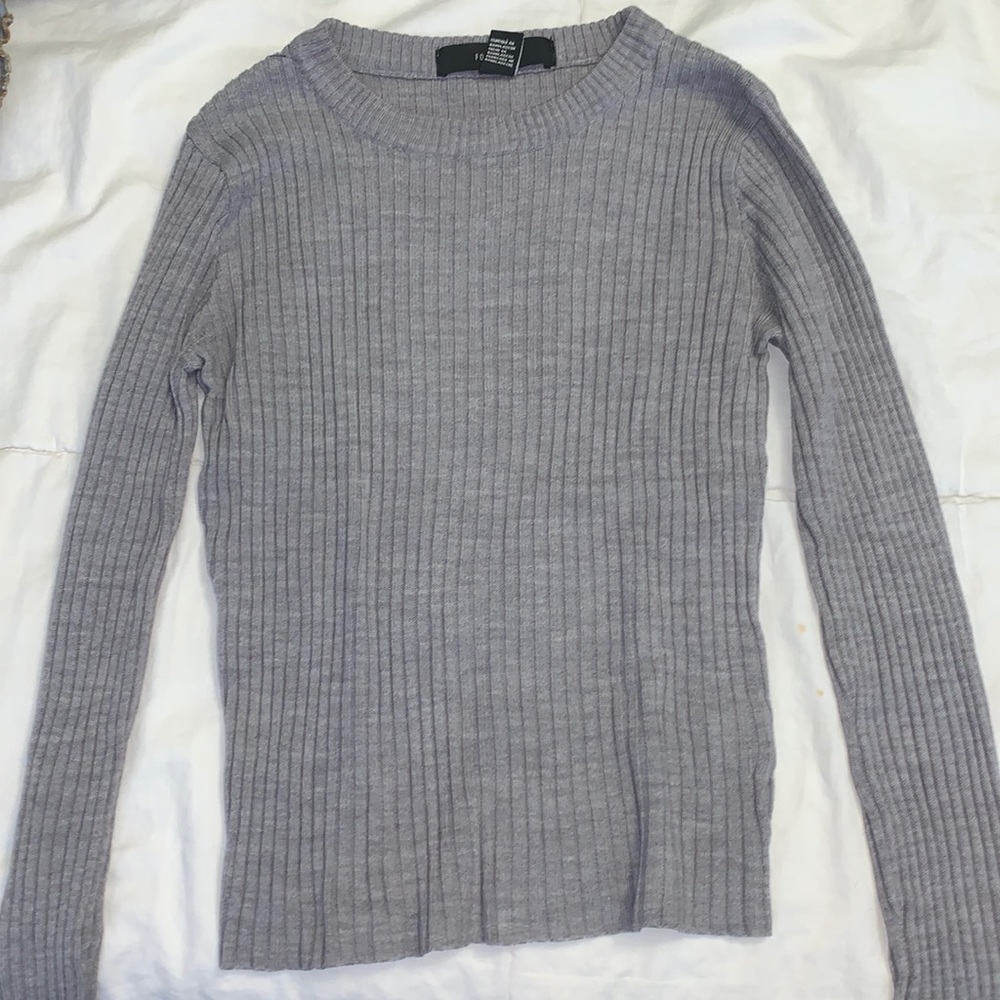 Basic long sleeve knit top.